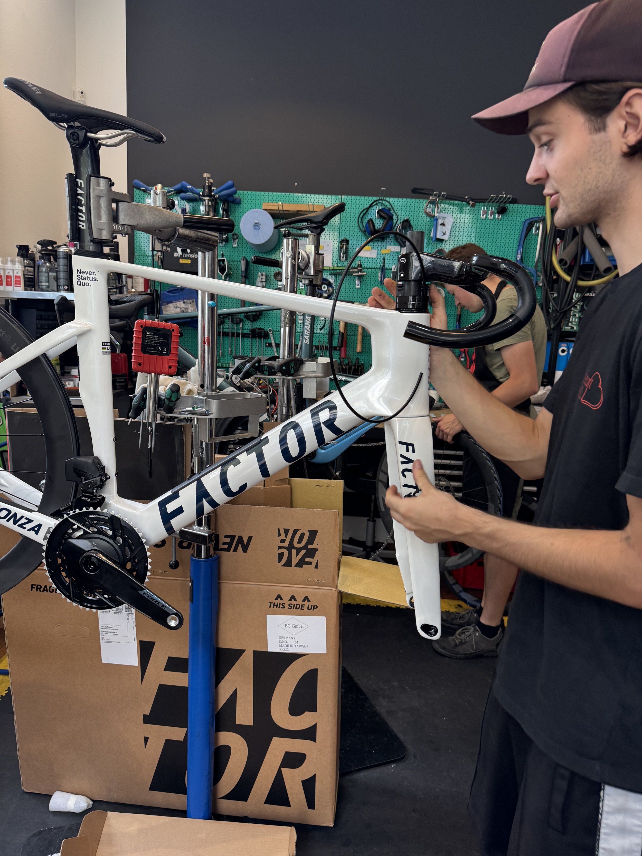 Aufbau eines individuellen FACTOR MONZA Rennrads in der 3MILLS Fahrradwerkstatt in München