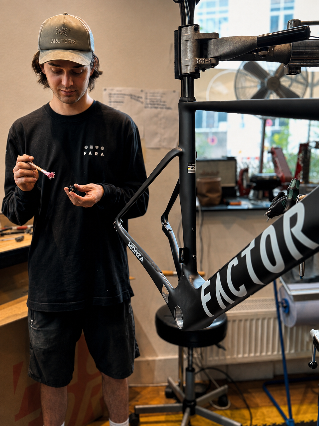Mechaniker beim Aufbau eines FACTOR Custom Bikes in der 3MILLS Fahrradwerkstatt in München