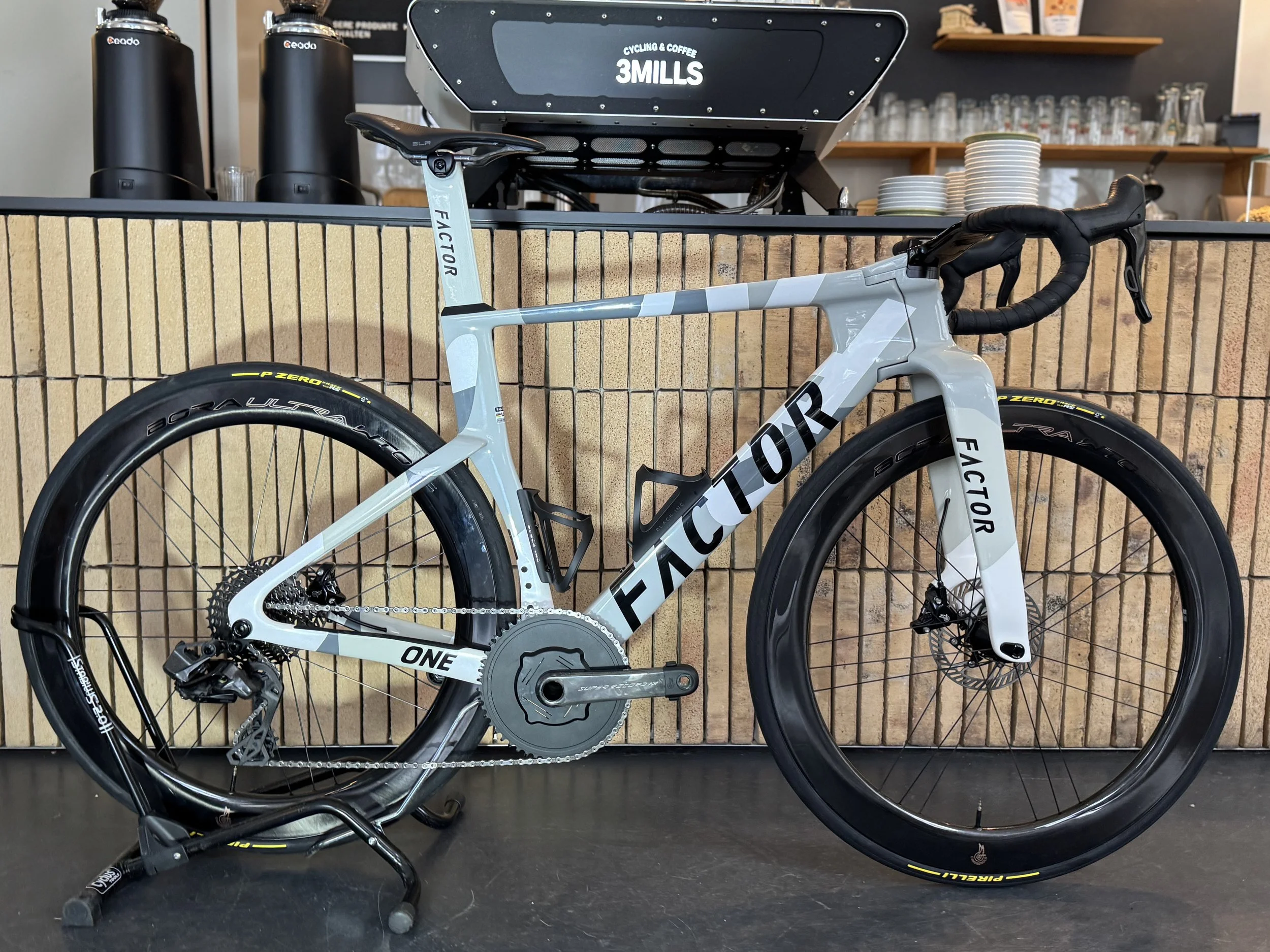 factor-bike-one-rennrad-formula1-highend-bike-fahrradladen-3millscycling-münchen