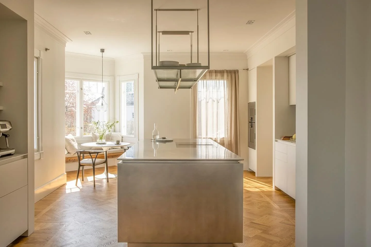 Nye bilder produsert for @haug_maberg @boffi_official 
p&aring; trykk i @interior_magasinet n&aring;✨ 
 
En dr&oslash;m av et kj&oslash;kken med materialer som st&aring;l og tr&aring;dglass mot lunt treverk, tekstil og keramikk. 

Foto @elisabeth_hei