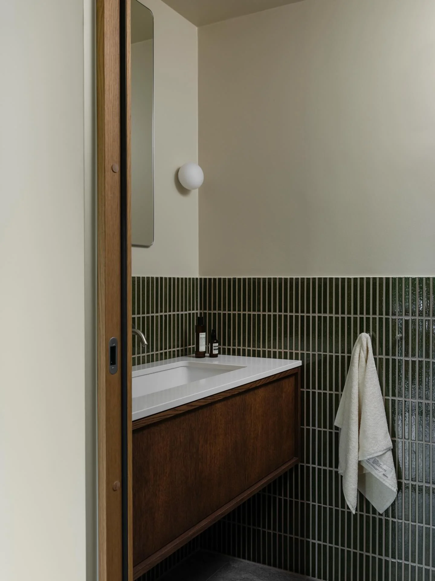 60-tallssjarm m&oslash;ter varm minimalisme og  japandi.
Huset har gjennomg&aring;tt en fornying med fokus p&aring; &aring; fremheve de tidstypiske historiske trekkene.
&ndash; De rillede glassene i d&oslash;rene med eikeramme og generelt solide mate