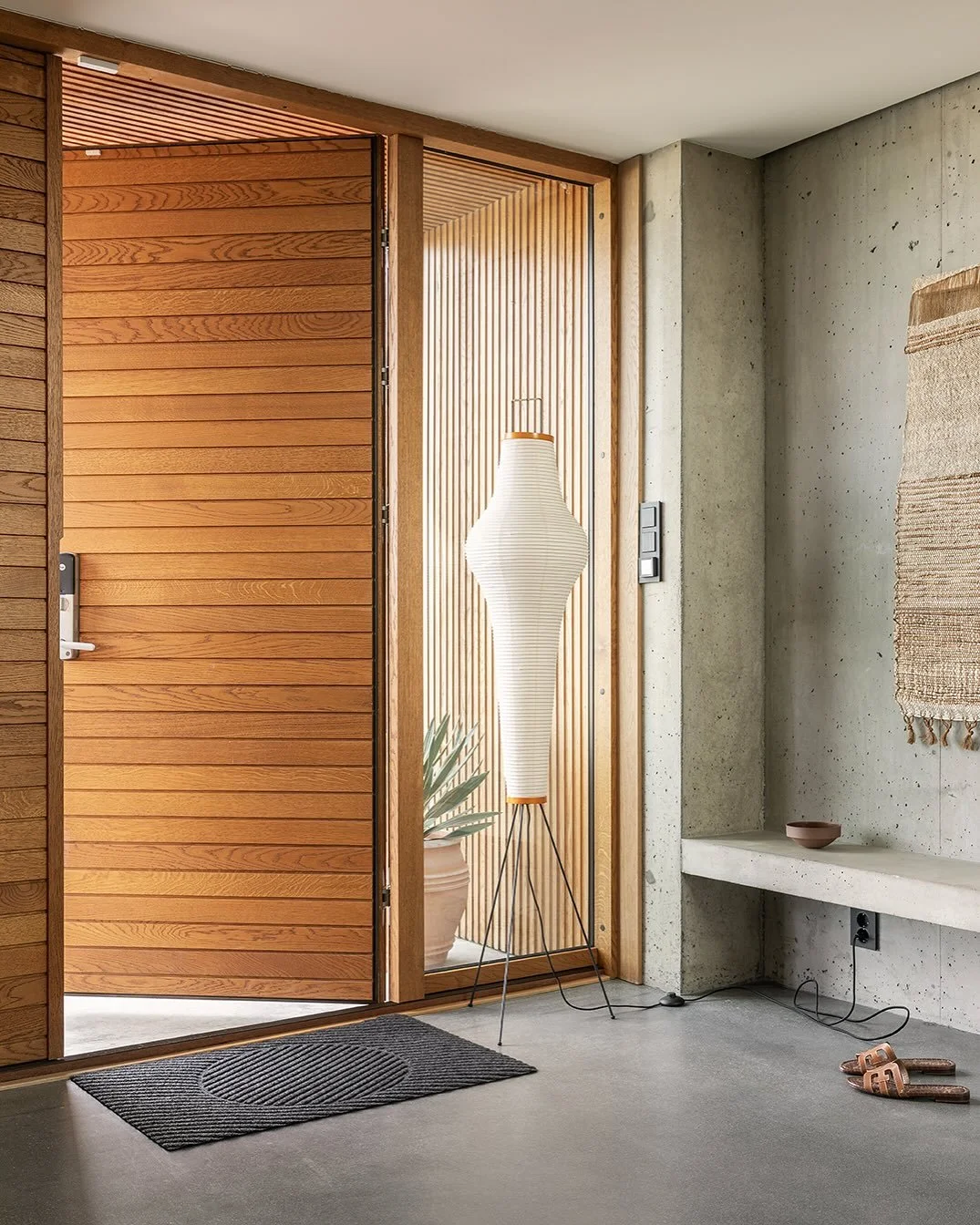 Nye pressebilder for Heymat sammen med @annemeranda_photo 

@heymat.no 
 
Nyhet M&aring;ne designet av @studio.sloyd 

Takk til
@hoyerstoro 
@studiovillvin 
@andtradition_norway 
@vitra_oslo 
@noesdesign