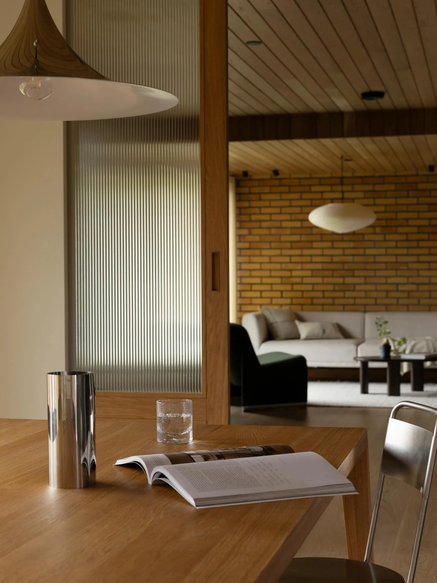 Ferdigstilt prosjekt p&aring; T&aring;sen i @bobedrenorge 

60-tallssjarm m&oslash;ter varm minimalisme og  japandi.
Huset har gjennomg&aring;tt en fornying med fokus p&aring; &aring; fremheve de tidstypiske historiske trekkene.
&ndash; De rillede gl