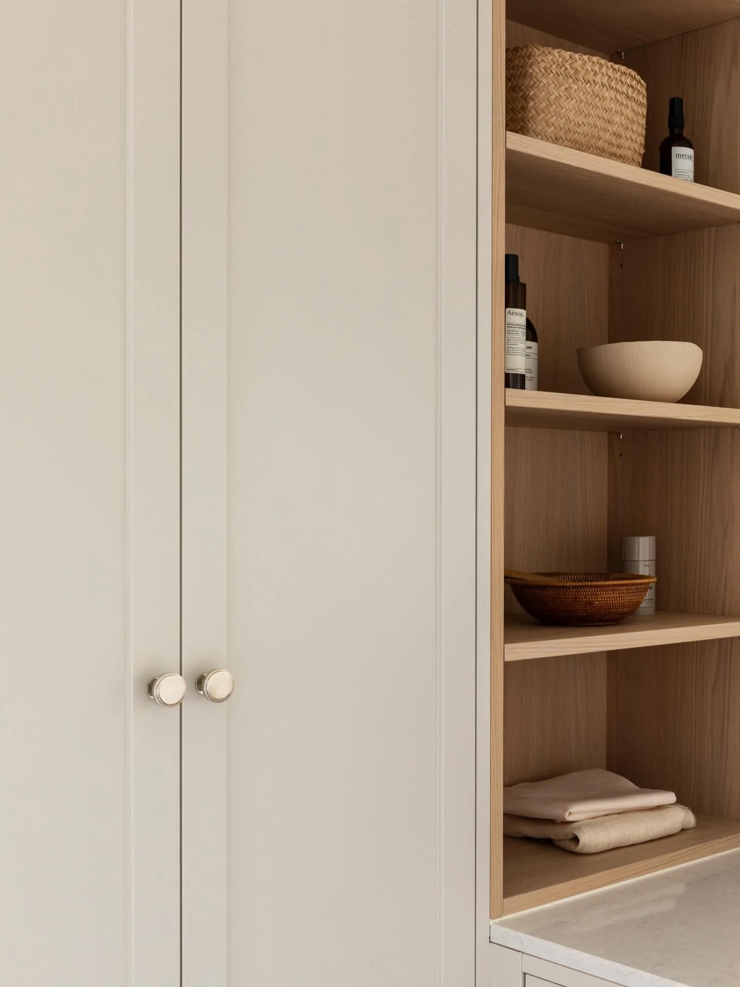 N&aring;r man elsker nabolaget og hjemmet sitt, men trenger smartere l&oslash;sninger og litt fornyelse. 

Design av ny innredning p&aring; bad, soverom, barne- og ungdomsrom &ndash; samt entr&eacute;.
Nytt uttrykk, uten store inngrep.
Nye tekstiler 