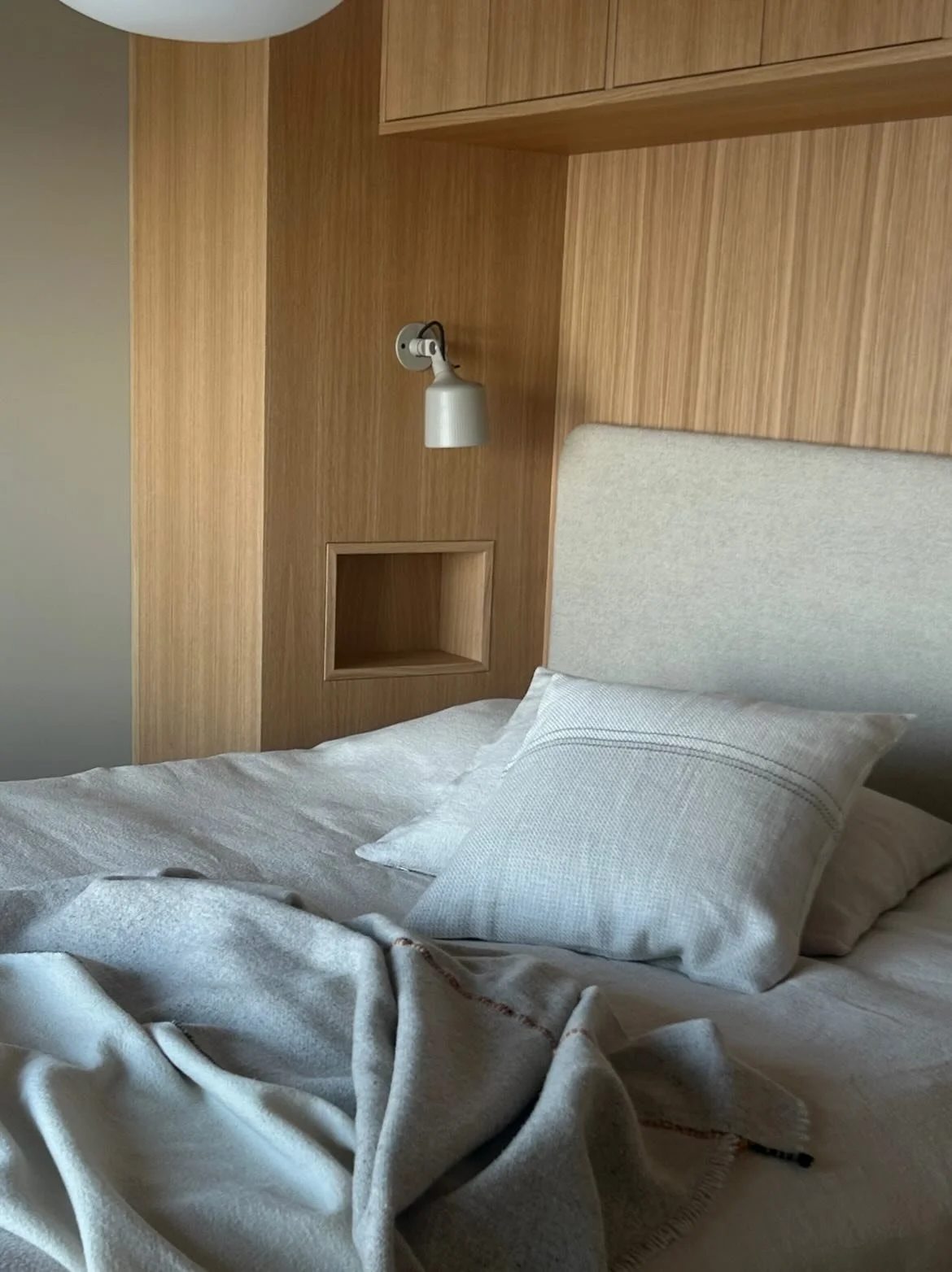 SOMMERHUS SON 
 
Noen glimt fra ferdigstilt prosjekt.
Fornyelse av interi&oslash;r og spesialdesignet innredning til soverom, gang, bad og kj&oslash;kken. 

Fokuset har v&aelig;rt &aring; skape en helhetlig og harmonisk atmosf&aelig;re, med materiale