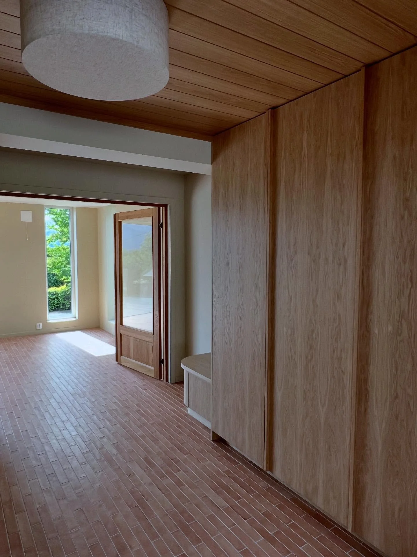 VILLA FREDHEIM / &Aring;LESUND

Nye overflater og fast innredning er p&aring; plass &ndash; og vi planlegger foto! Gleder meg til &aring; dele mer snart.

Dette er en sk&aring;nsom renovering, der nye elementer er designet for &aring; fremheve husets