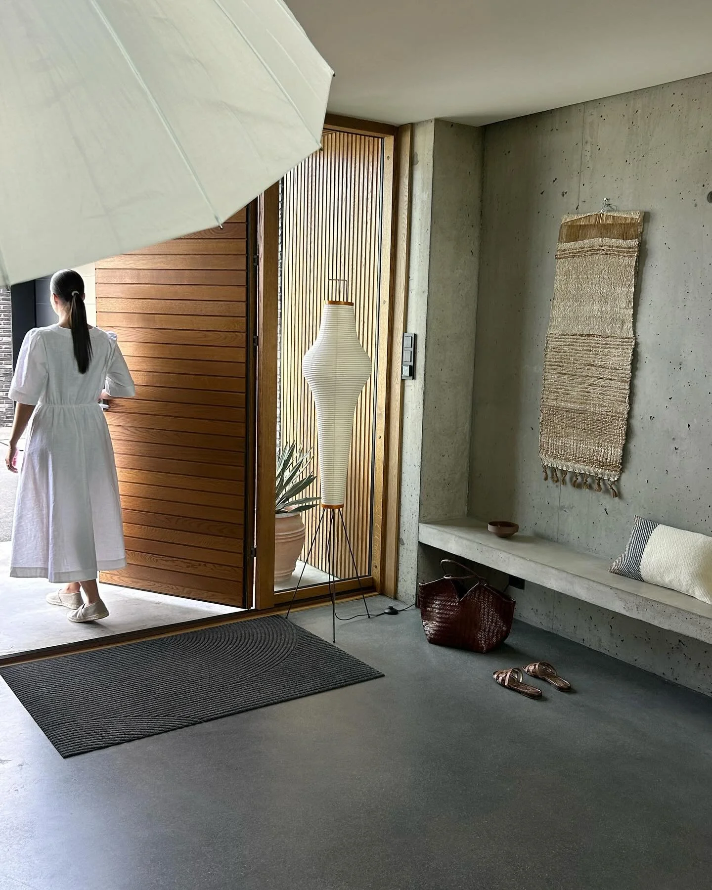 Noen BTS fra produksjon av nye bilder for  @heymat.no denne uken. 

Med Team @annemeranda_photo, Celine og Karoline 
Pluss fine Bella som modell 🐾 
 
Takk til 🙏🏻
@vitra_oslo 
@hoyerstoro 
@andtradition_norway 
@newworksdk 
@noesdesign 
@elisapadro