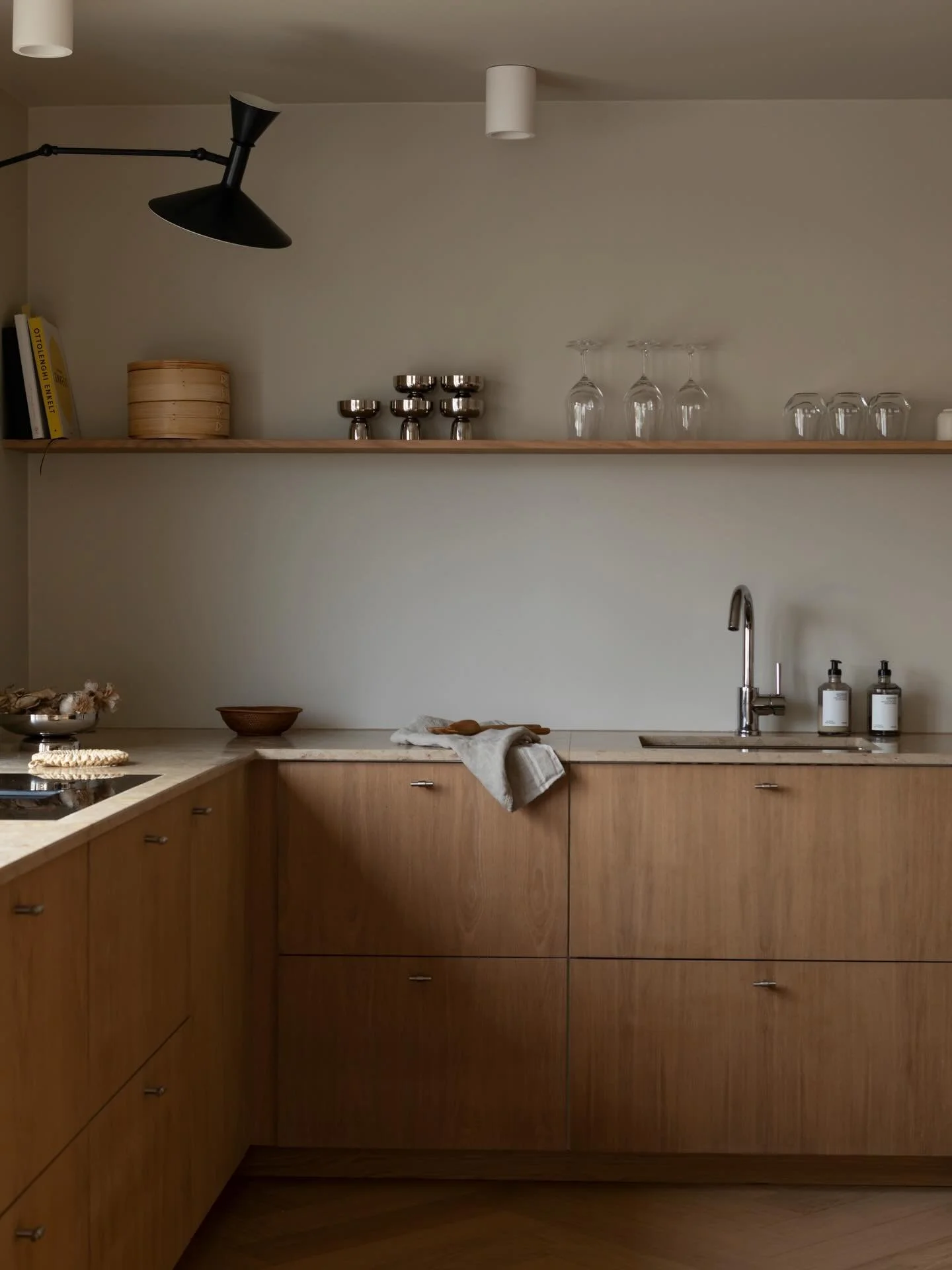 Jordn&aelig;rt, lunt og praktisk kj&oslash;kken 🤎
Fronter i finert eik tilpasset skrog fra IKEA. 
Benkeplate i naturstein. 

Totalrenovering av bolig fra 1950-tallet.
Prosjektet omfatter ny planl&oslash;sning, skreddersydd fast innredning, overflate