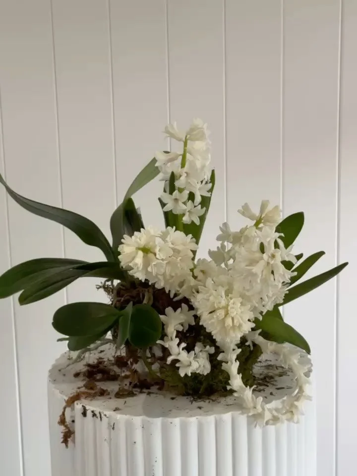 one brief ~ the floral arrangements 
#modernstructuralflowers #whitemodernweddingflowers