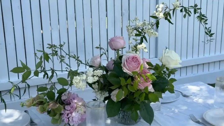 romantic glass table arrangement 🤍
#tablearrangement #weddingtablearrangements