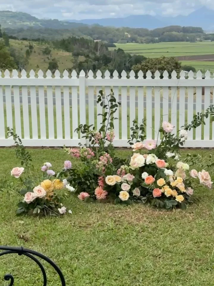 dainty alter floral gardens at @fins.plantationhouse 
.
#weddingceremonyflowers #gardenpartywedding