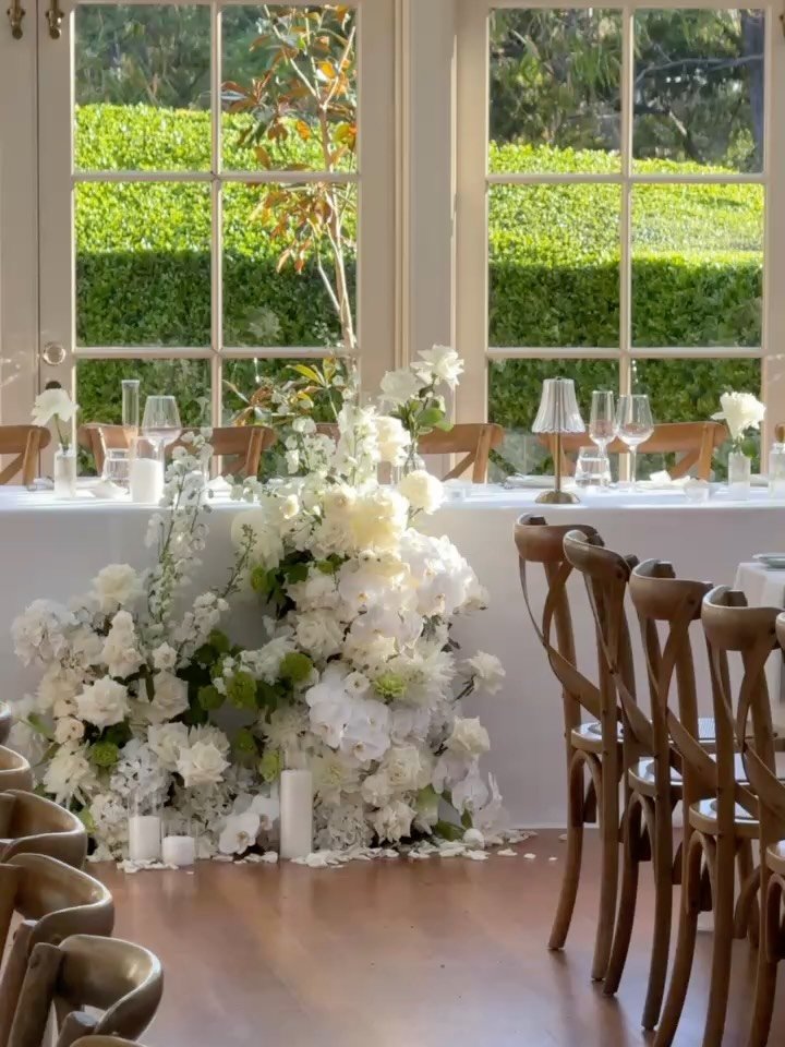 structural florals repurposed into the reception space 🤍
#whitemodernweddingflowers