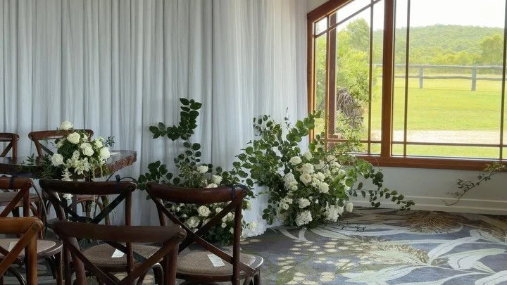 rambling white rose gardens at @spicershiddenvale 
#whiterosegardenalterflorals #classicwhitewedding