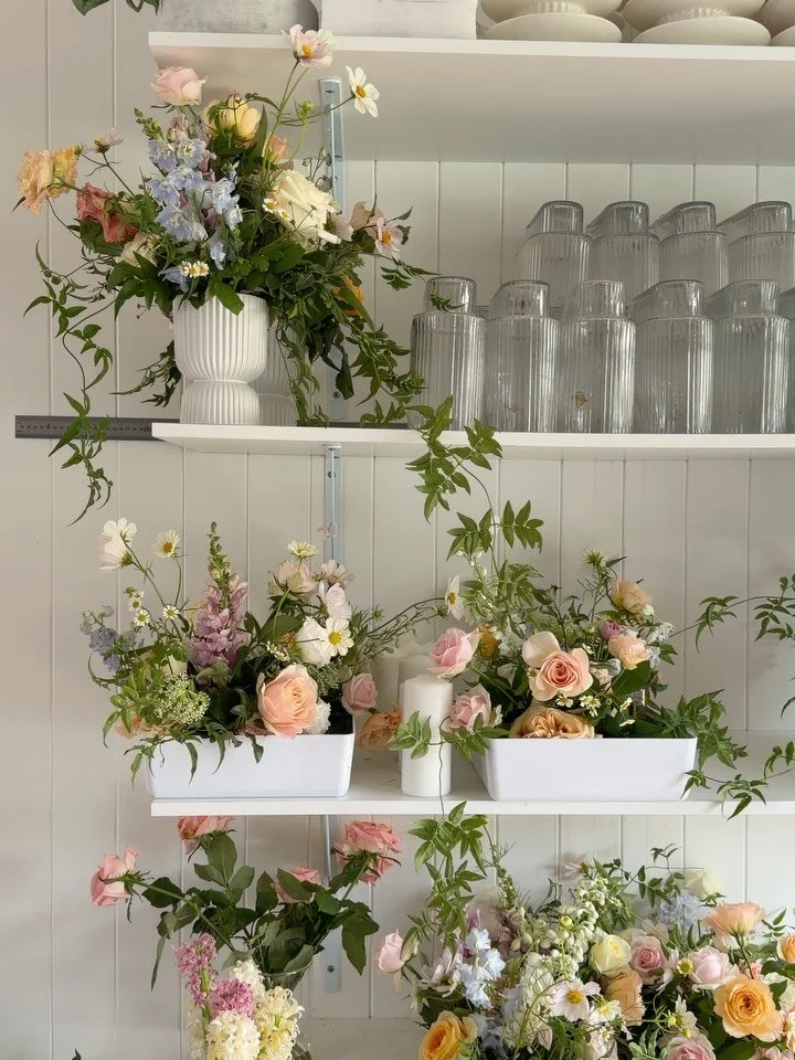 our studio when we have a SPRING INSPIRED WEDDING 👏🏻🌸✂️
#floralstudio #springwedding #weddingfloraldesign