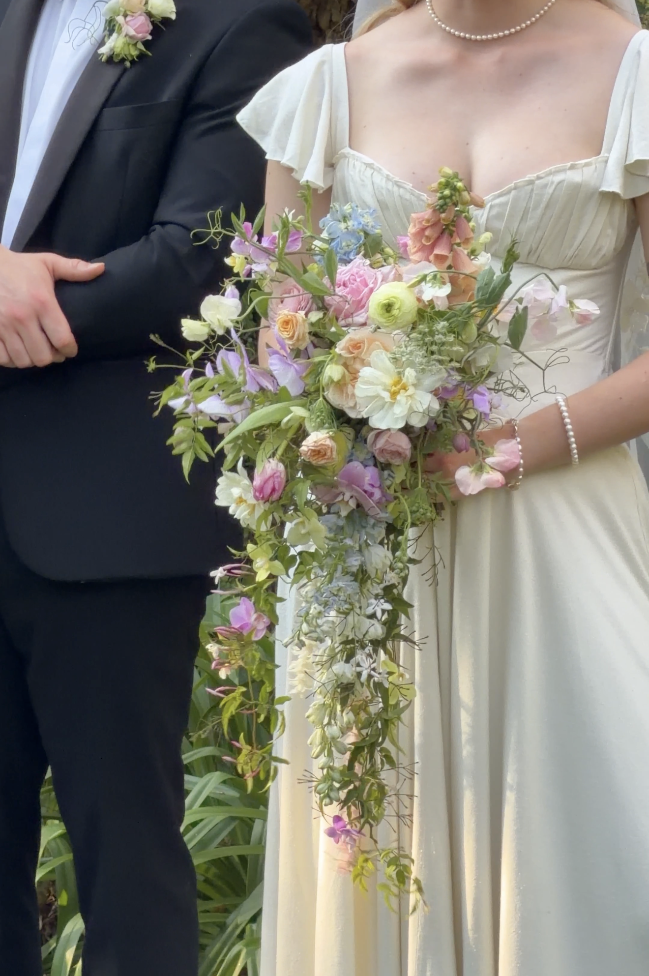 trailing_spring_bouquet_pastel_photo_vertical.png