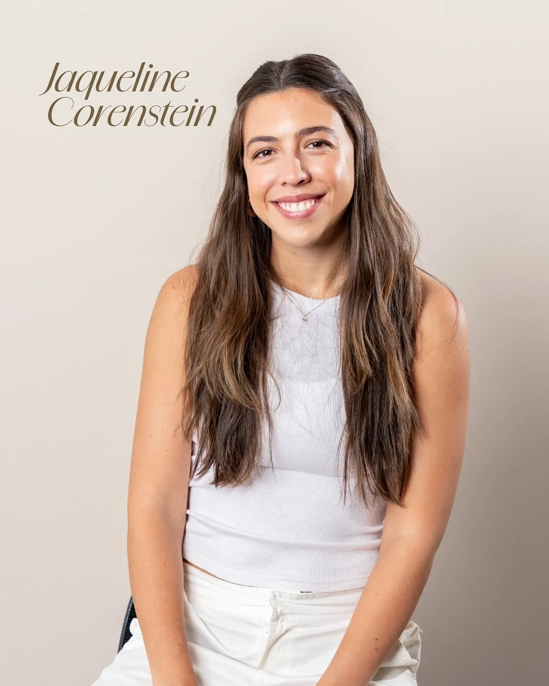 Jacky es de esas amigas que te hacen sentir en casa. Tiene una luz incre&iacute;ble, una fuerza que inspira y una sensibilidad que abraza. Es la mezcla perfecta entre honestidad, apoyo y ese tipo de cari&ntilde;o que te sostiene siempre.

Admiramos m