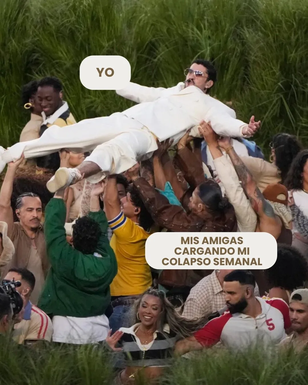 Hay d&iacute;as en los que soy el concierto completo 🎤✨ luces, main character energy y banda en vivo.
Y otros en los que necesito esconderme en el pasto 🌿 sin notificaciones, sin planes, sin explicaci&oacute;n.
Ser mujer es tener temporadas, no d&i