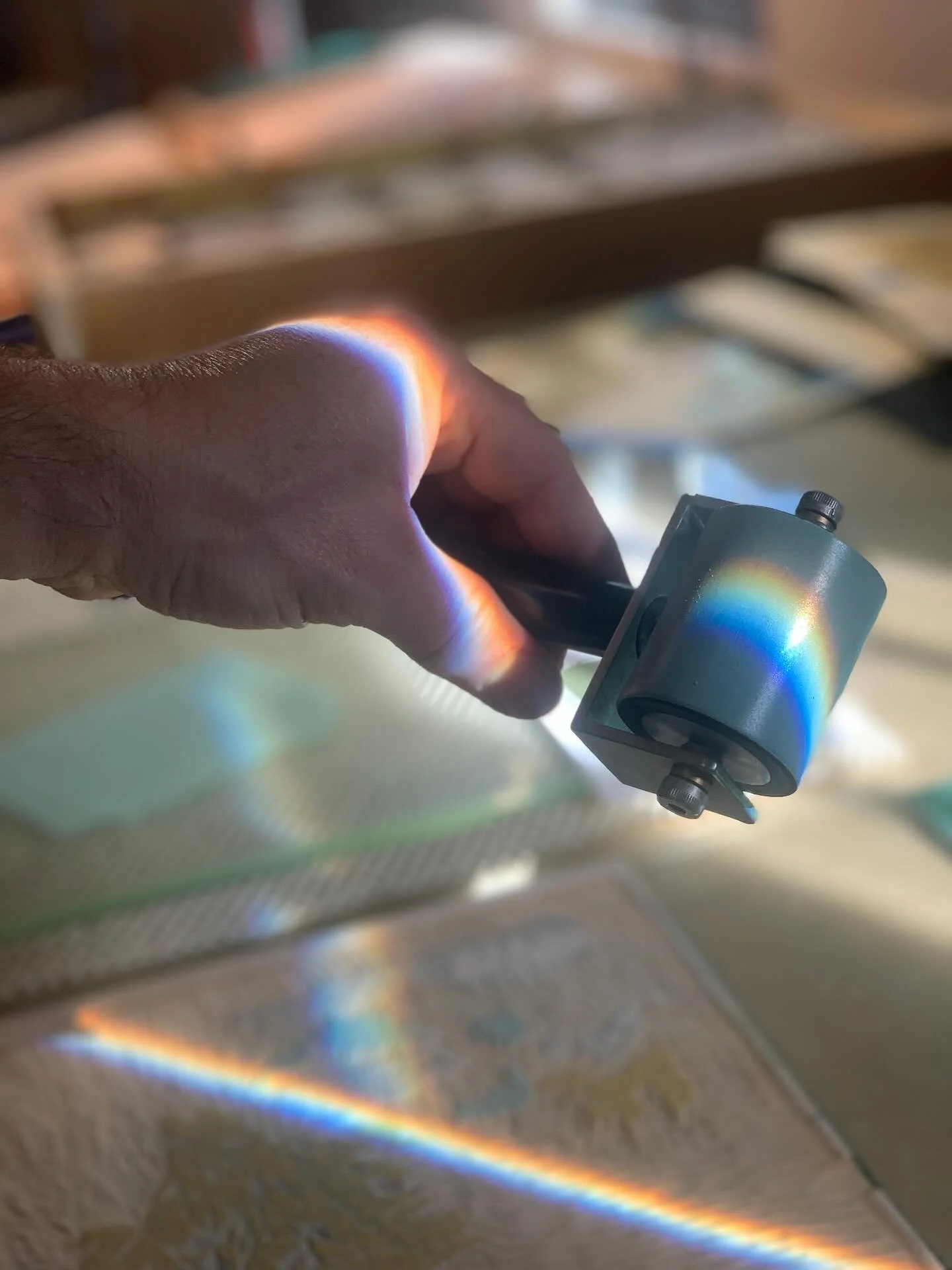 Soaketh in thy light that which rolleth thou color.