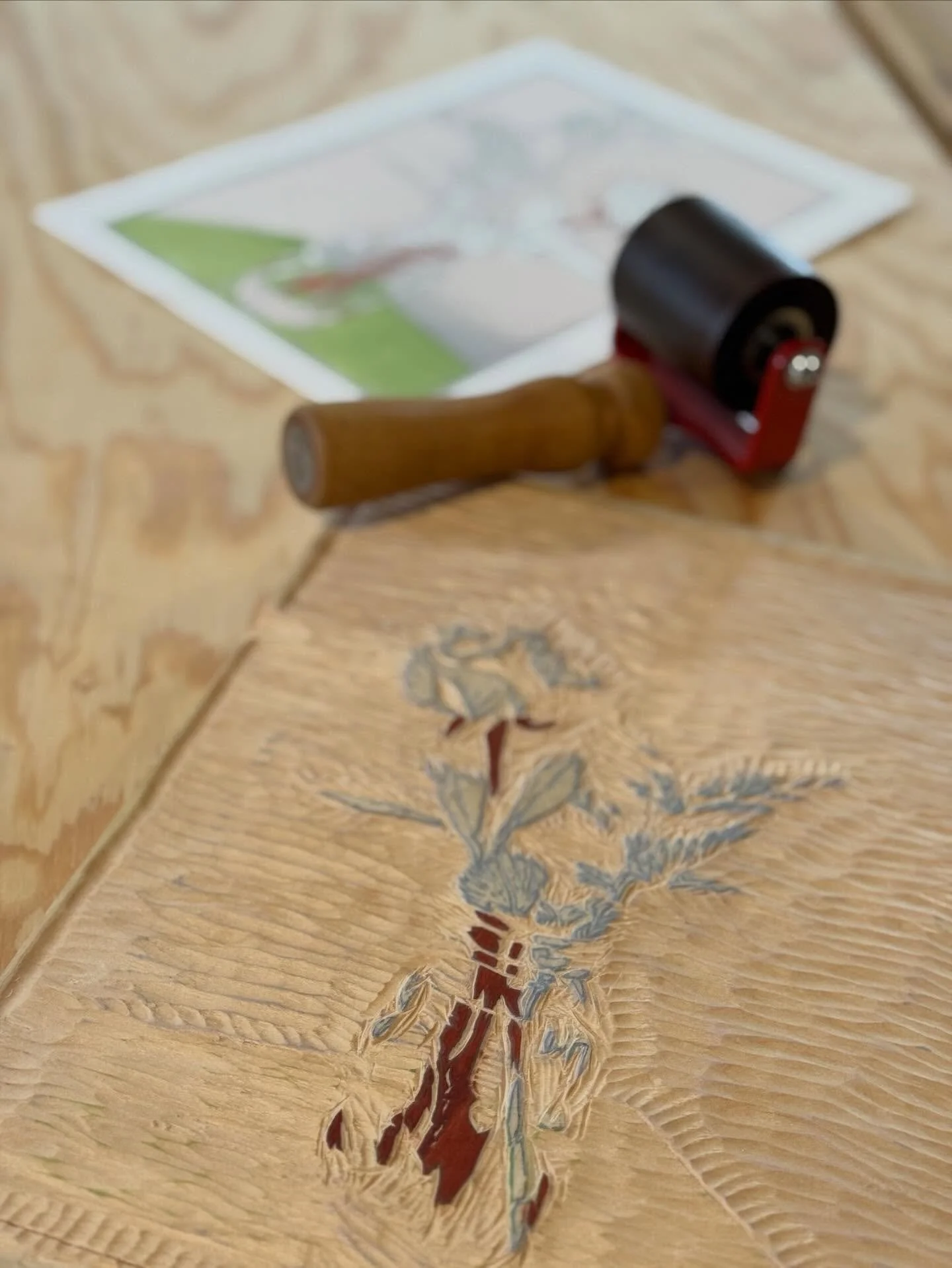 Plum blossoms are out on the tree in the yard. Working on a woodcut one color at a time. Woodblock from Japan @mcclains.printmaking.supplies. Brayer from Czech Republic @ritualispress. And paper from France @takachpress.