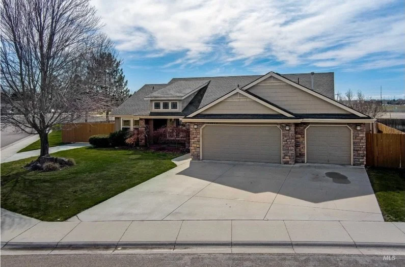 My clients looked past the crazy paint and got this gem right at 500k.

 @mortgagebymcclain 
#idahome #idahorealtor #staridaho #finding43realestate