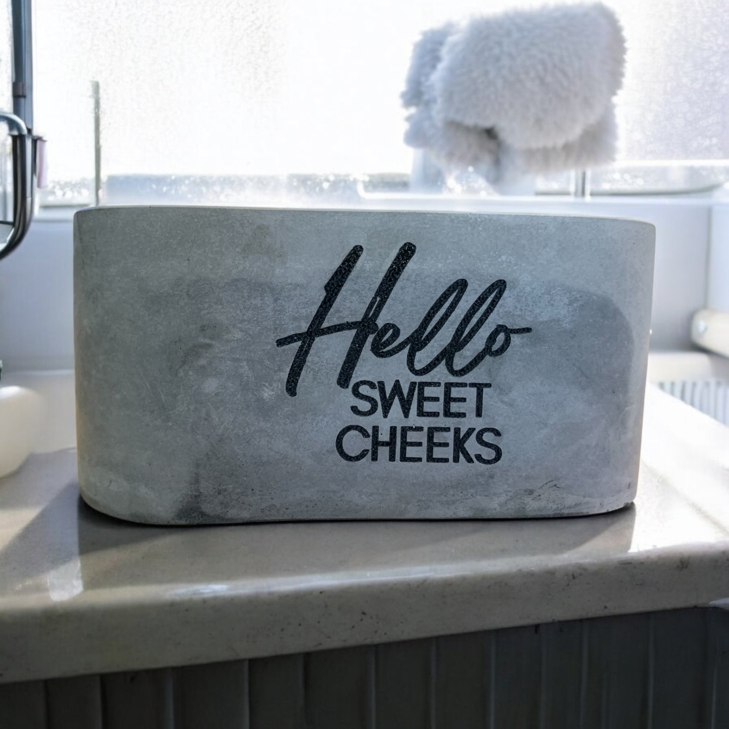 The Luxe Glow – Hello Sweet Cheeks 🛁✨ 13 oz Refillable Concrete Candle Set
