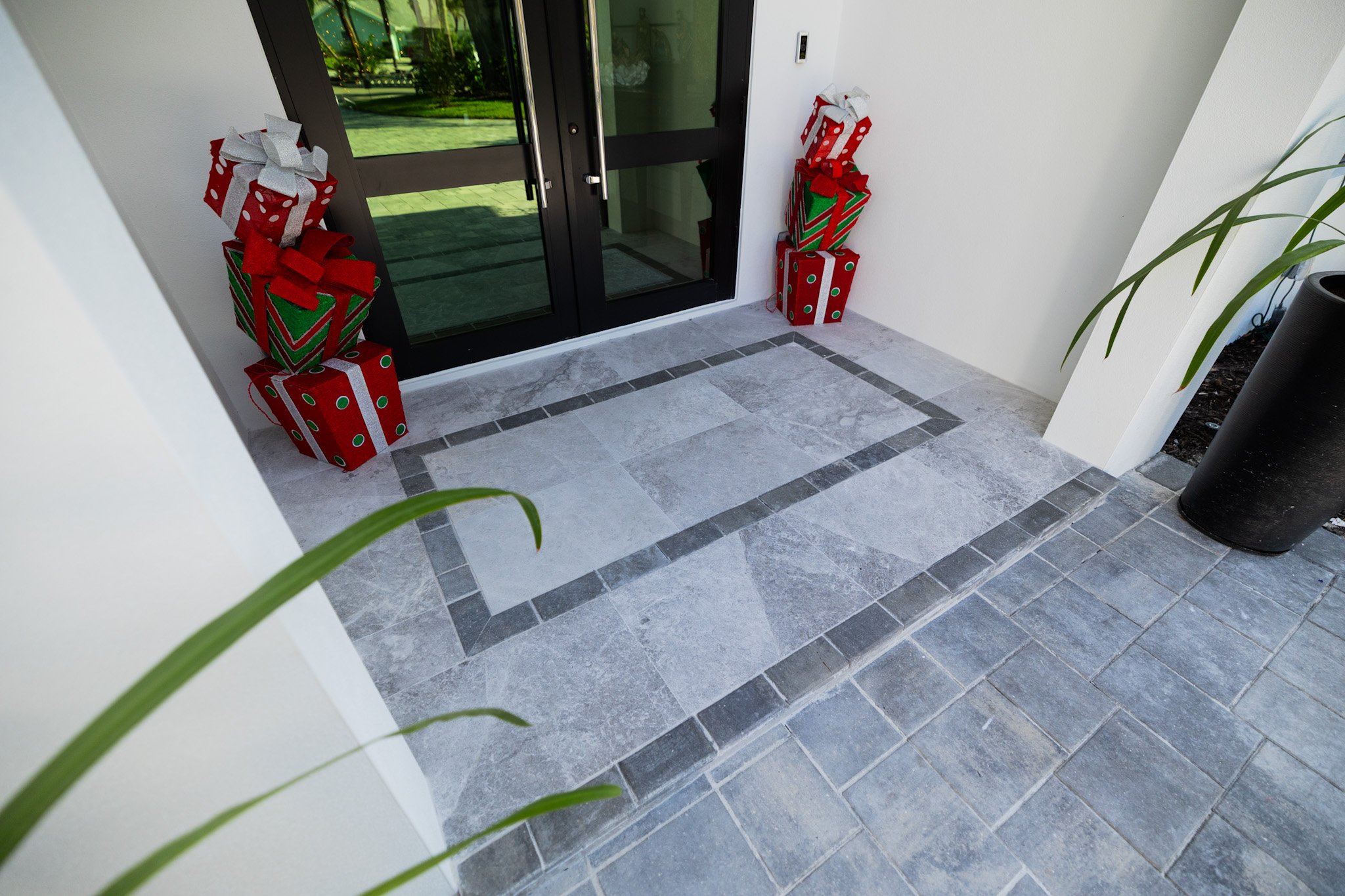 Modern Coastal Estate – Full Outdoor Build