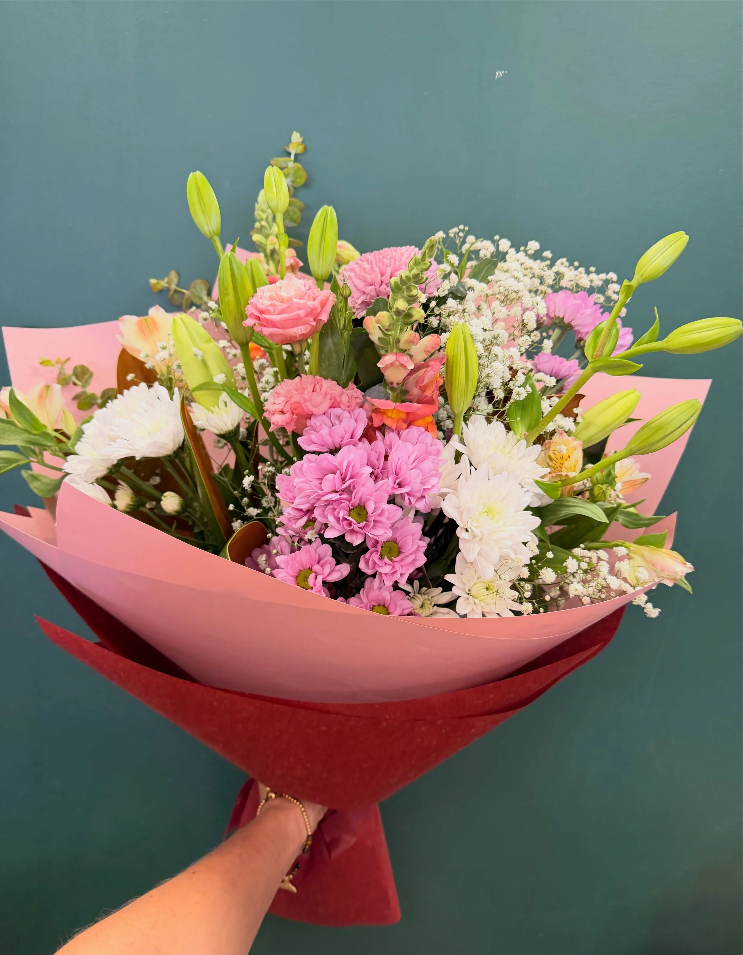 Fresh and effortlessly elegant 🤍🌿
This seasonal bouquet brings together dreamy long lasting florals with a sense of joy. 

#macleanflorist #localflorist #clarencevalleyflorist #northernriversflorist #theghcfloraldesign
