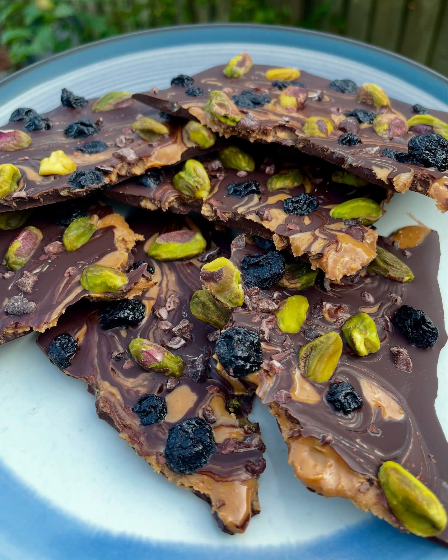 Fruit & nut bark 😋 Organic dark chocolate with swirls of cashew butter, topped with pistachios, cacao nibs and dried blueberries 🫐 Soooo tasty AND healthy!! 😋 
#chocolatebark #fruitandnut #chocolaterecipe #healthydesserts #blueberry #pist&agr