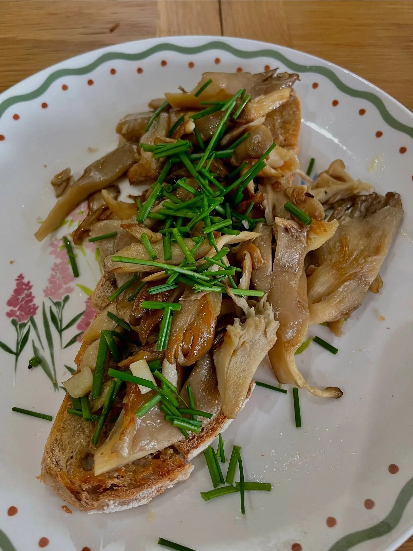 🌟 A simple but nutrient-dense breakfast - Oyster mushrooms, sauteed in grassfed butter with chopped garlic. Served on homemade sourdough toast and topped with chives. 
One of my favourites! 😋