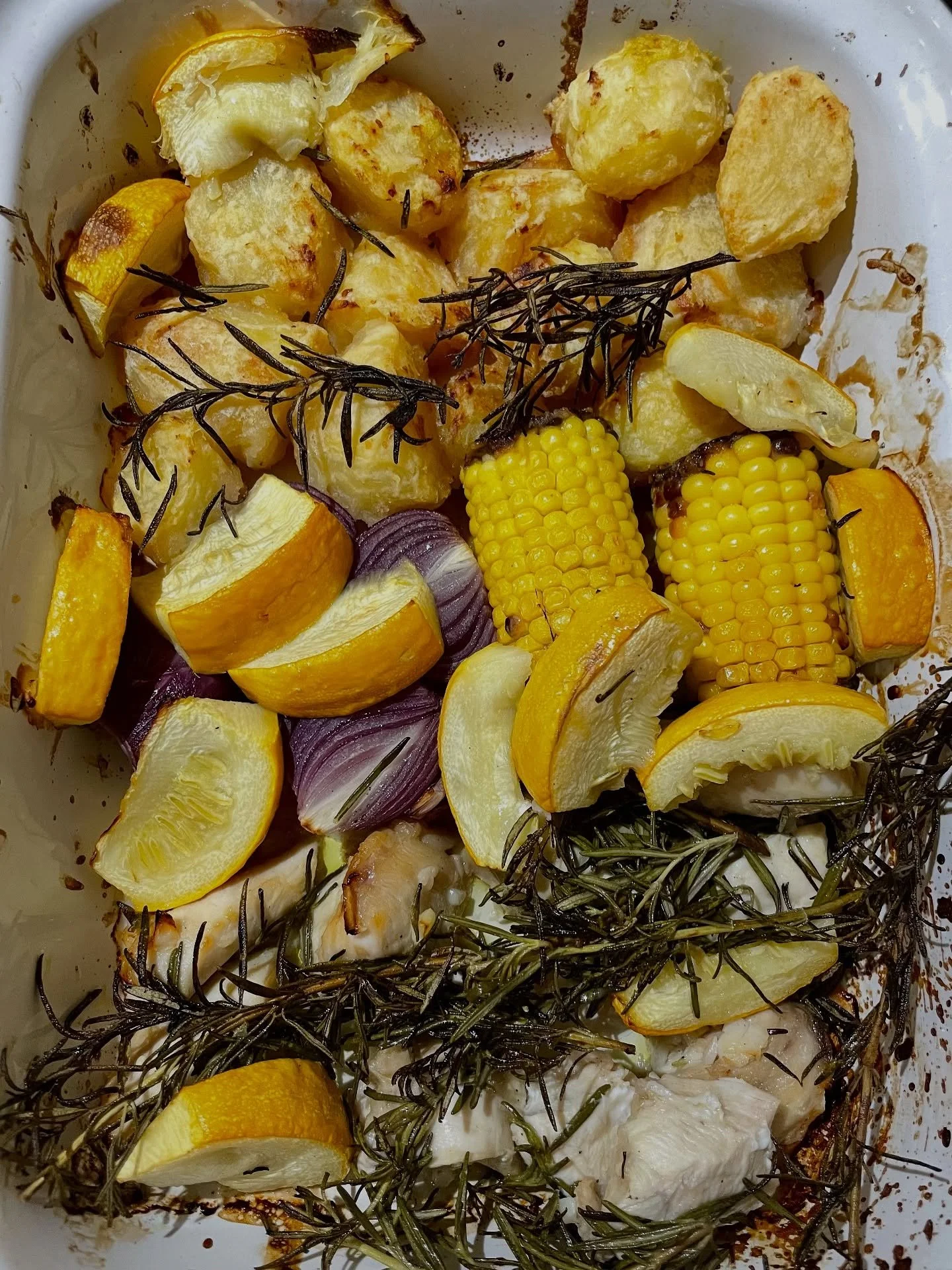 🤩 Roast! 🍽️ One of my favourite meals! 😋 
🌟 Turmeric, lemon, garlic, rosemary & apple cider vinegar marinated chicken, crispy roasties, summer squash, onion & corn on the cob. 
 Potatoes, onions, summer squash, garlic & Rosemary a