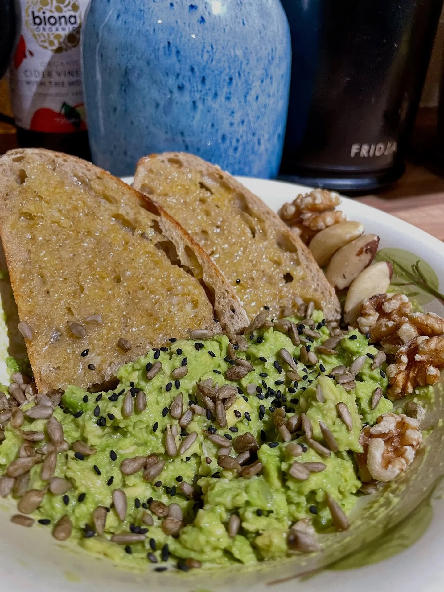 Lunch! 🌻 
Did you know - sunflower seeds and sesame seeds are both high in Cysteine - an amino acid which is needed in the body for the production of Glutathione (a powerful antioxidant). I like to sprinkle them on my lunches - here it’s guac