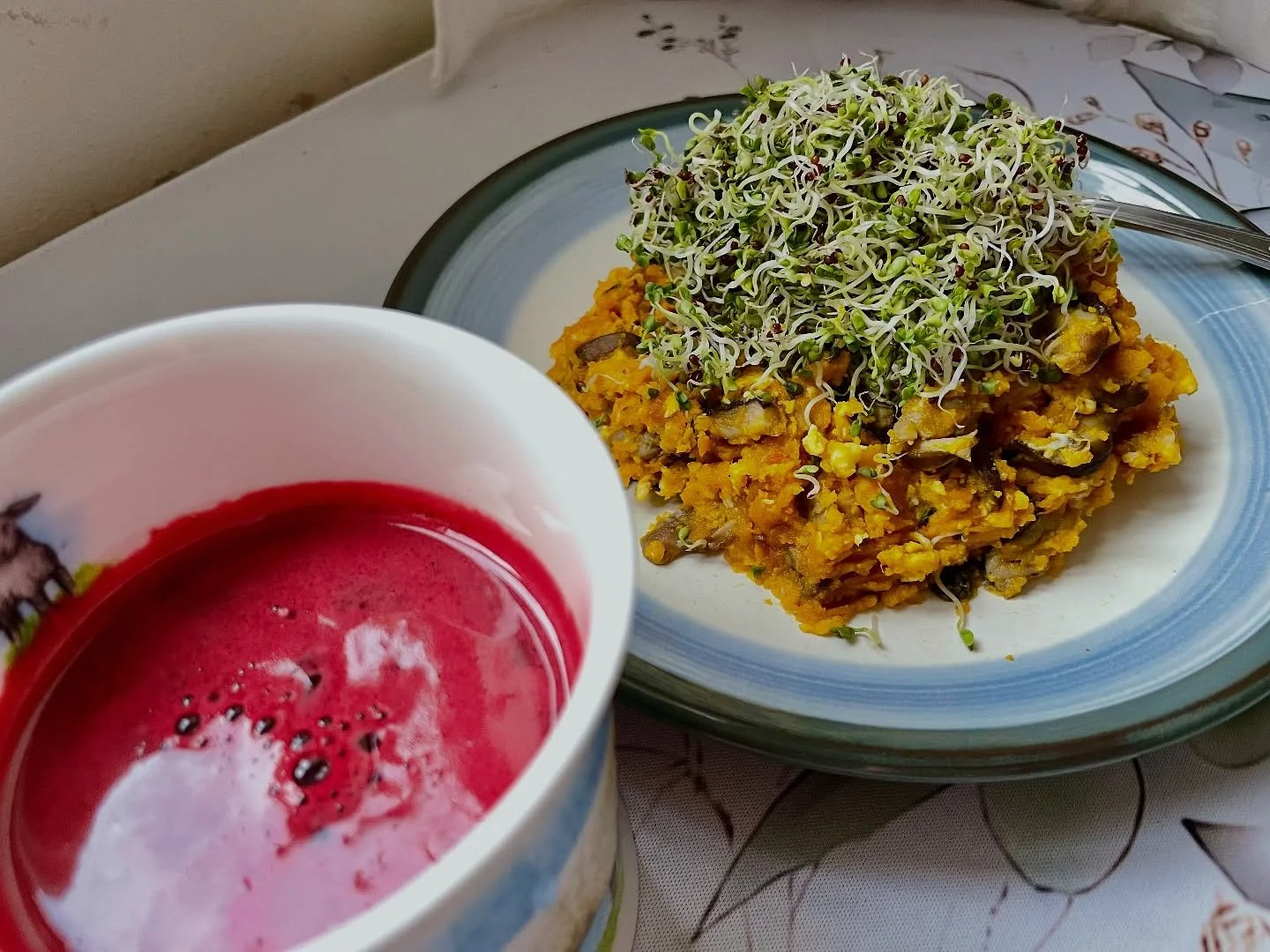 Breakfast is an opportunity to flood your cells with nutrients after the night time fast. Imagine their reaction to what they receive - little bursts of excitement at receiving bioactive compounds, antioxidants, phytonutrients and vitamins 😁 Or a sl