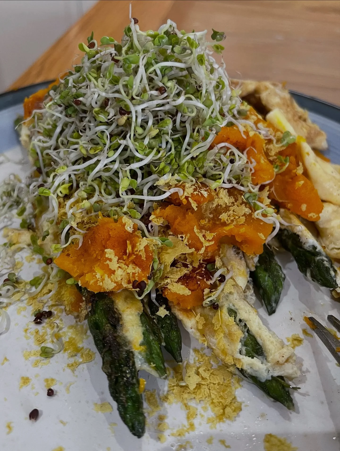 Breakfast & lunch 😋 
🍂 Now that Autumn is here, I’m feeling the need for some extra warmth and heartier meals. 
Breakfast: Asparagus, egg, winter squash, nutritional yeast & broccoli sprouts 🌱 
Lunch: Home made cottage pie with hom