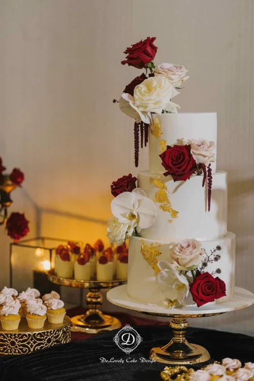 De-Lovely-Wedding-Cake-2.webp