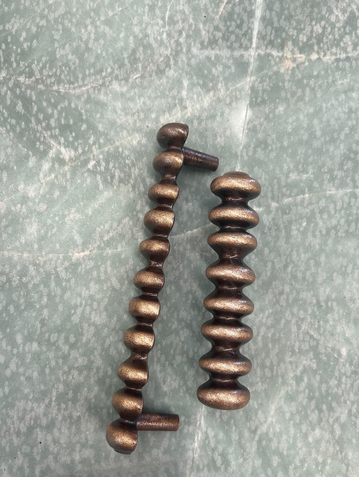 every detail matters 🤎

our ORO handle, designed in brass with a distinctive sculptural silhouette, brings timeless character to your interiors.