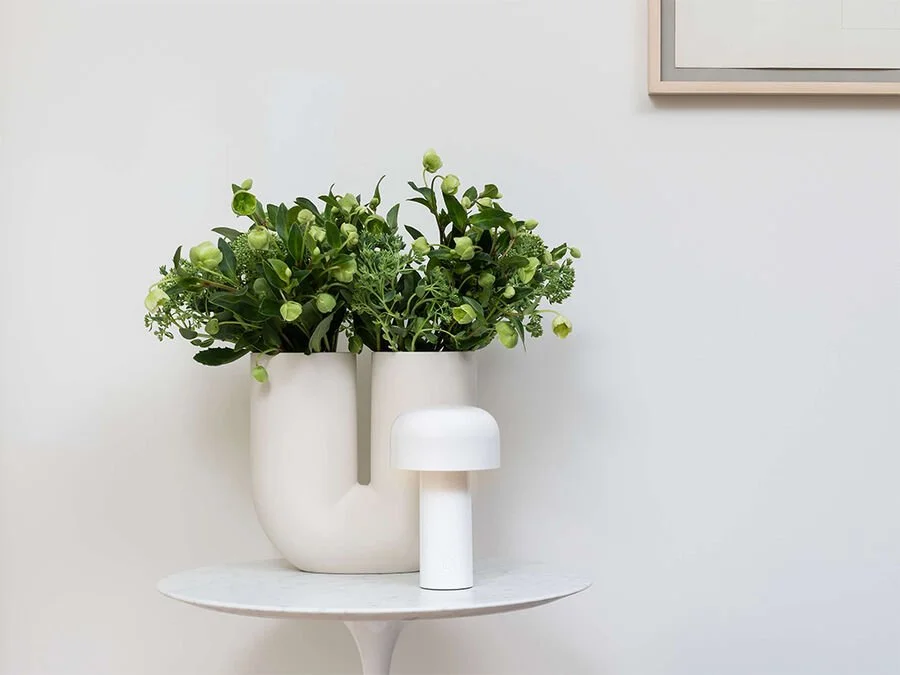 lifestyle_bellhoptable_white_02.jpg