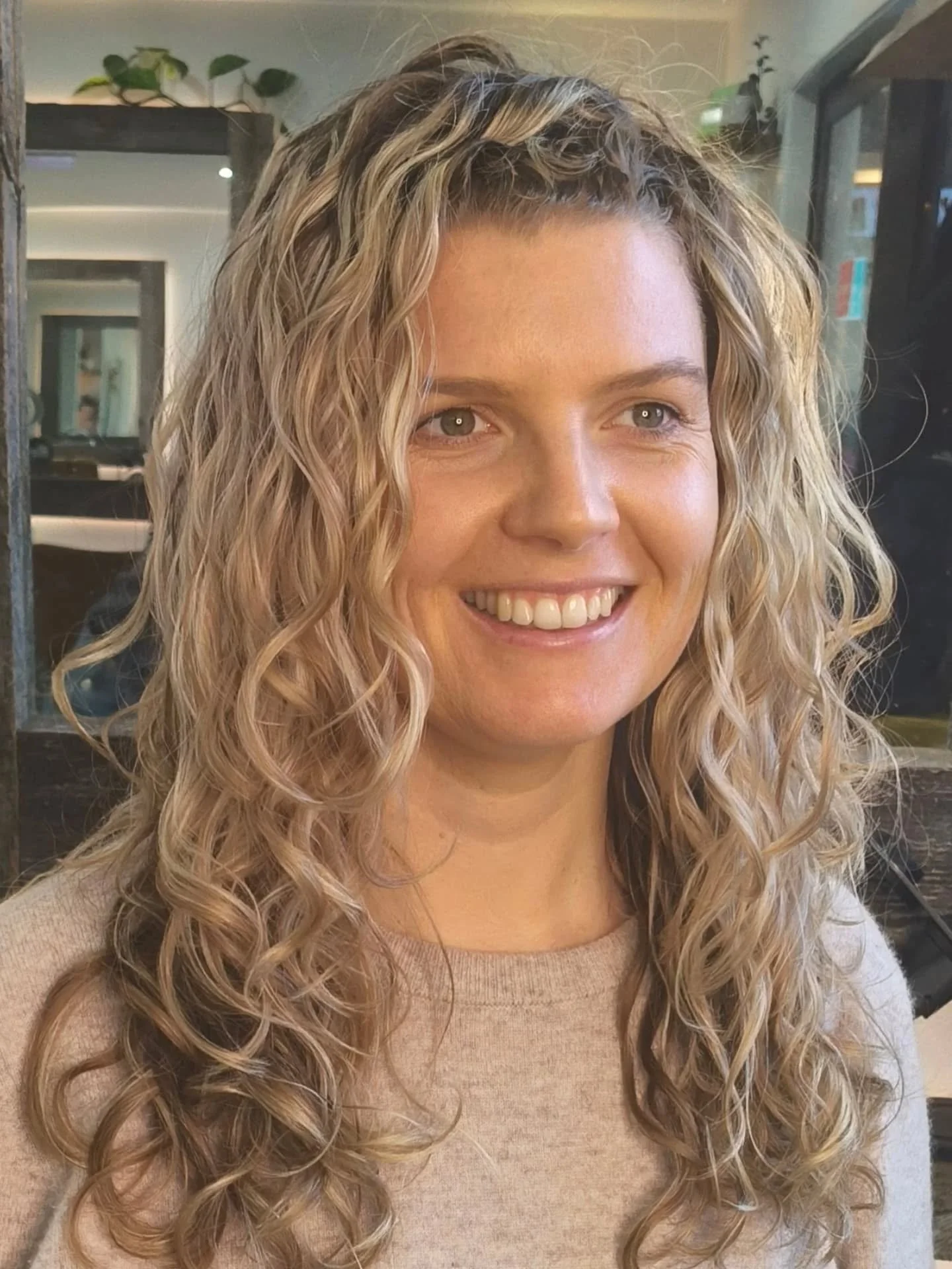 🌷Come and set your waves free 

🌷What a beautiful smile! 

🌷Are you ready to embrace your natural texture? 

🌷I'm now taking bookings for September it's easy  just follow the link in my bio