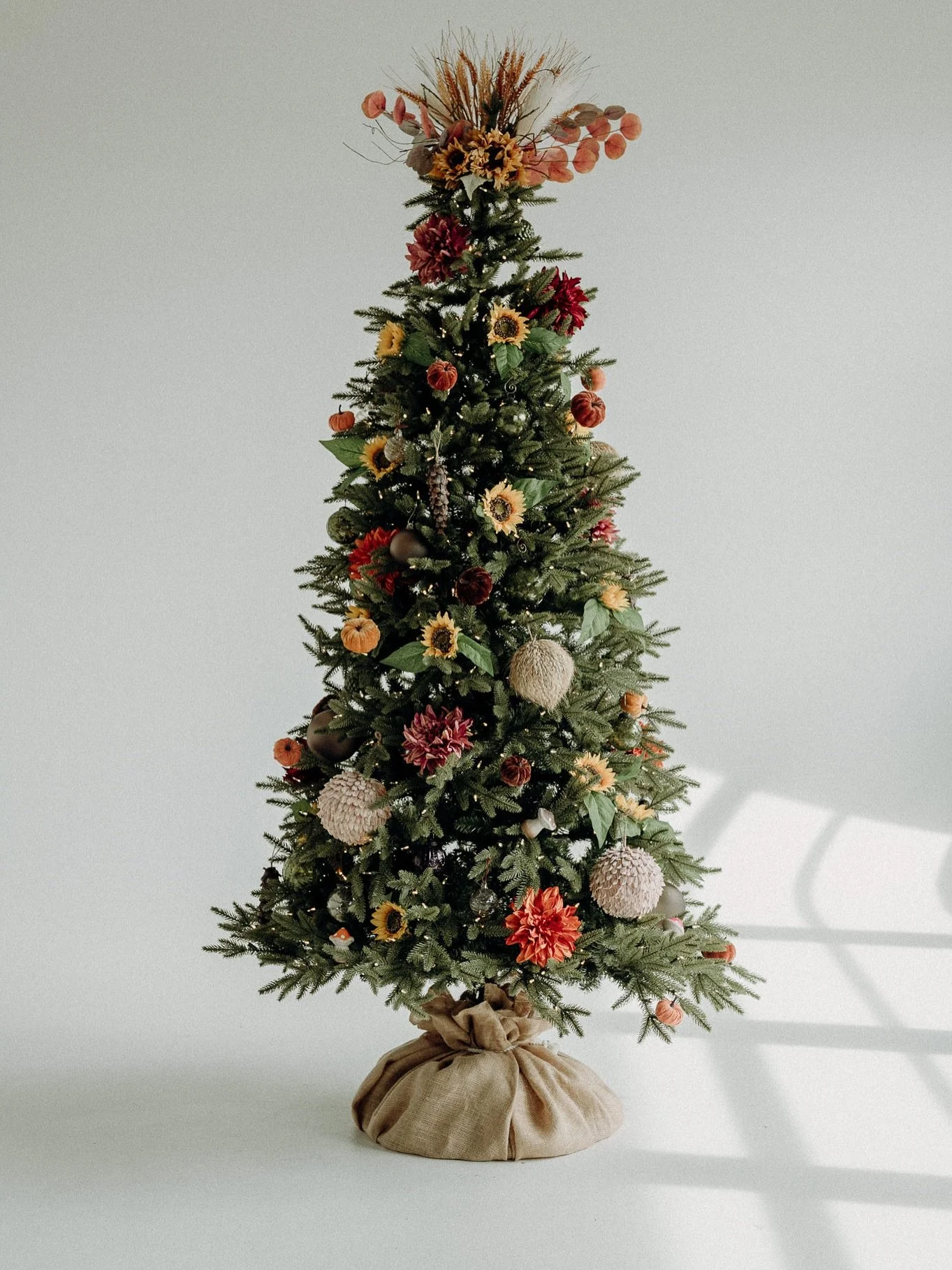 A chill in the air and golden hues means one thing&hellip; AUTUMN IS HERE! 🍂

As the dark days ahead near, we begin rituals that bring a bit of sparkle to our life. The very act of decorating is a cultivation of joy, making our life aesthetic and fu