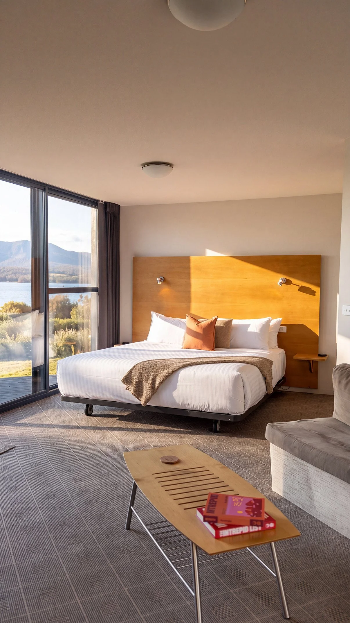 2026_09_20_EdgeoftheBay_OceanfrontSuite_Bed_Feature.jpg