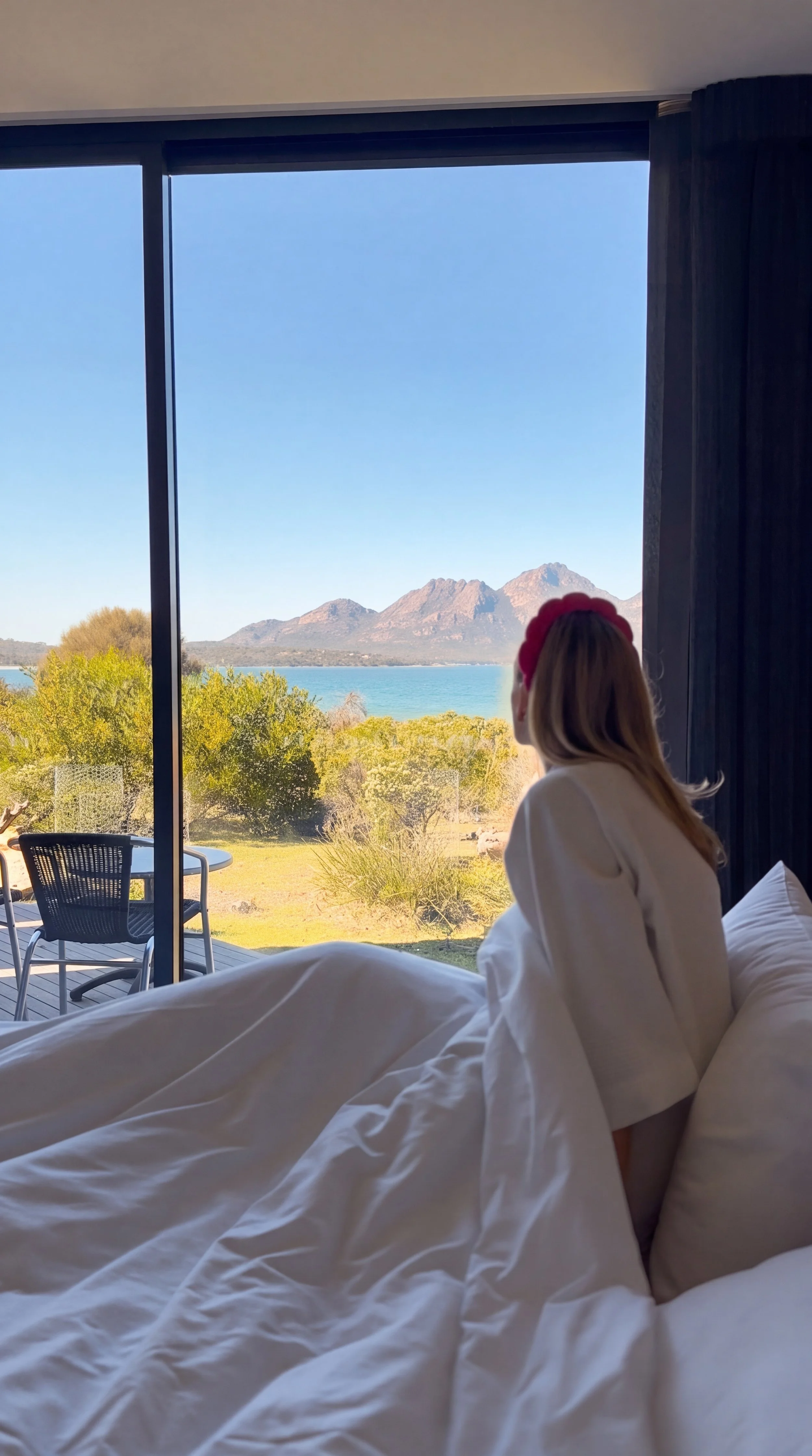 2026_09_20_EdgeoftheBay_OceanfrontSuite_MorningView_Lifestyle.jpeg