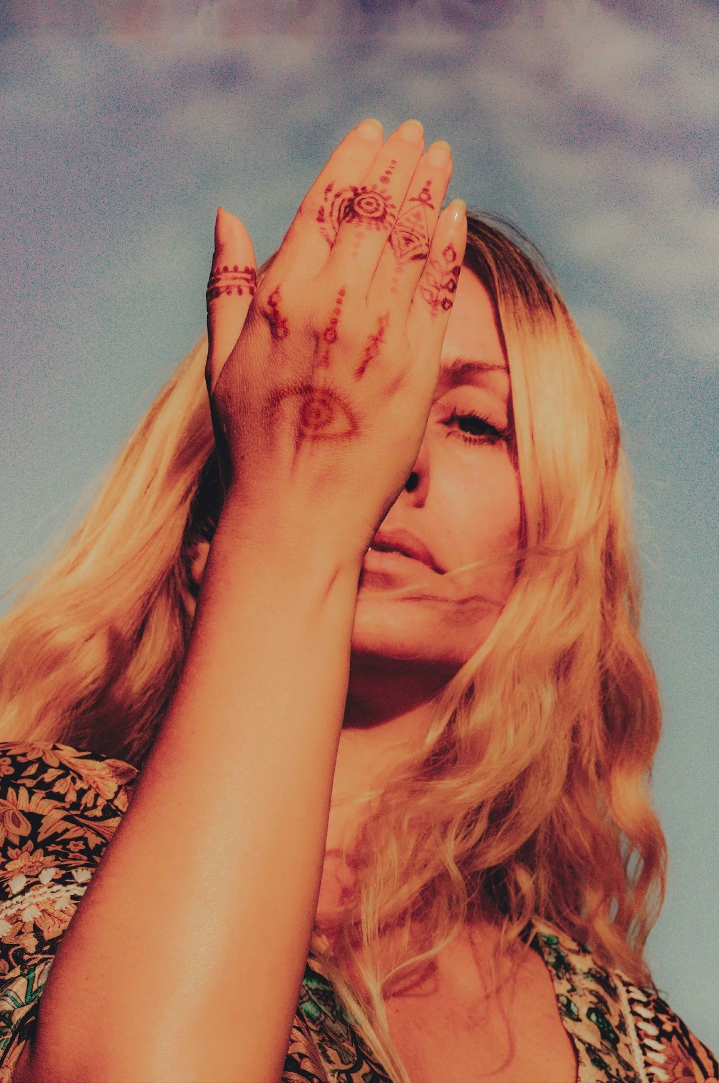 To close this year gently, 
I&rsquo;m opening the doors of my Secret Garden.

A private journal, 
a botanical and lunar space, 
where I write what lives nowhere else - 
rituals, seasons, true fragments, 
and the part of me I rarely share here.

𓆙 ~ 