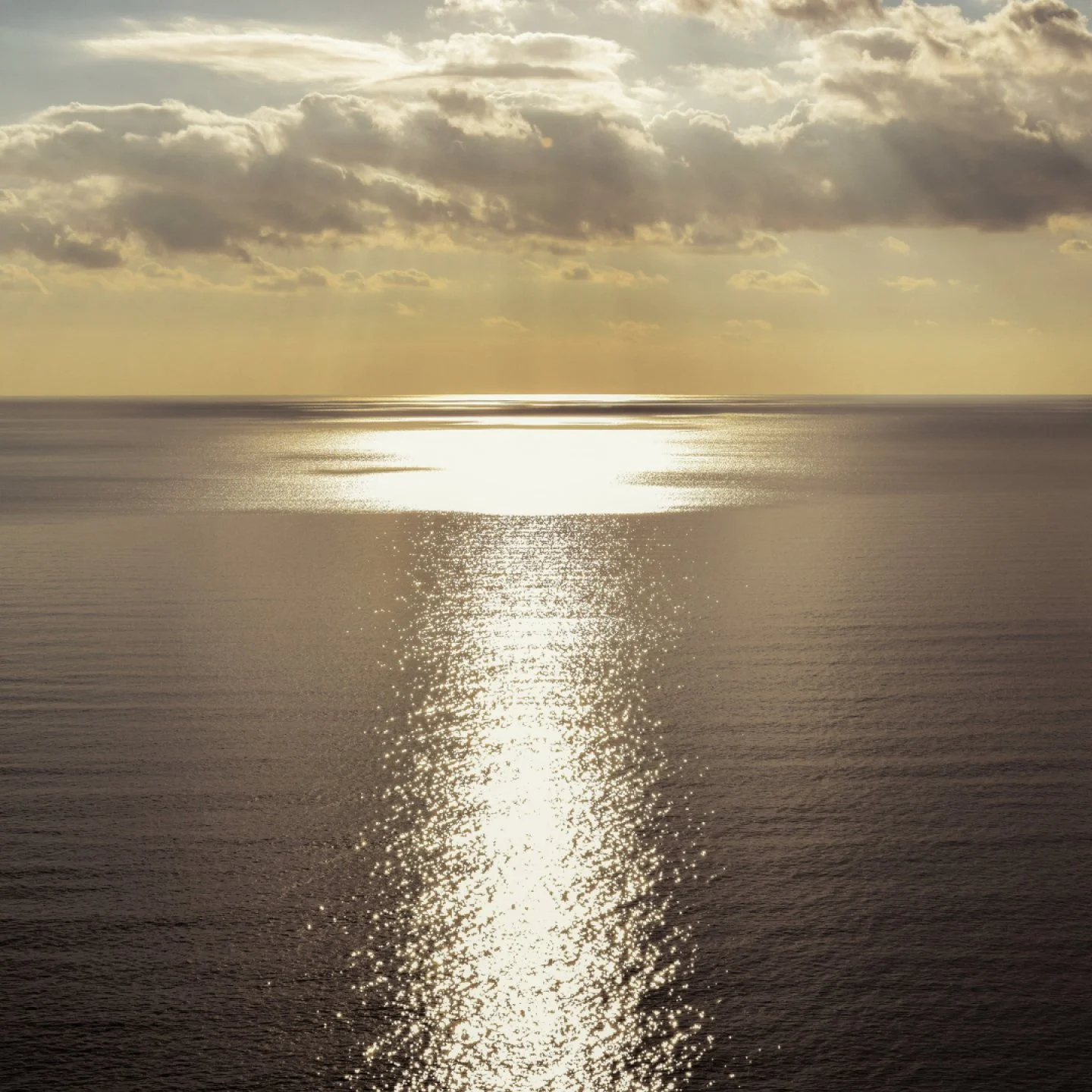 &laquo; Entre le ciel et l'eau, un dialogue de silence.
Laisser le regard se perdre dans ce scintillement,
comme on laisse une pens&eacute;e infuser.
Ici, la clart&eacute; n'est pas un but, c'est un chemin. &raquo;

Secret Garden s'&eacute;crit dans 