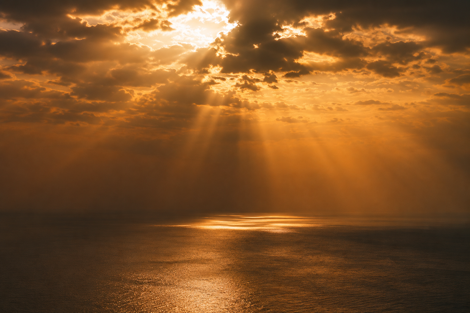 Horizon doré sous un ciel dramatique.png