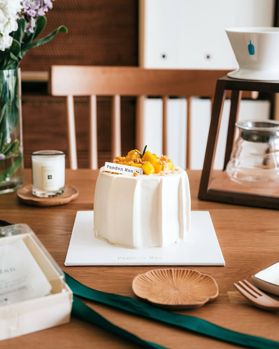 @CANTZIPMYJEANS knows what&rsquo;s up &ndash; our Mango Pandan Cake is the perfect treat for mango maniacs! 🥭🍰

Think fluffy pandan sponge, aromatic Gula Melaka whipped cream, and a burst of fresh mango in every bite. If you&rsquo;re obsessed with 