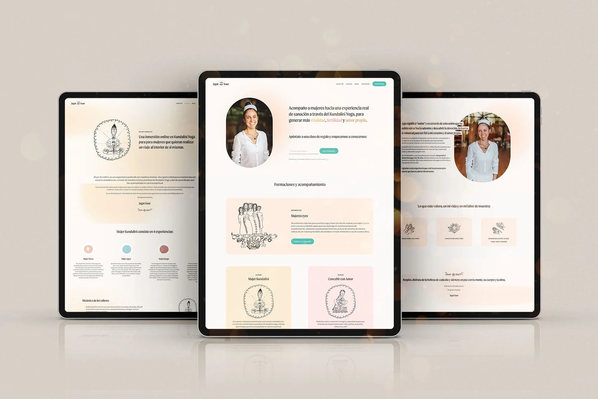 Pantallas de computadora que muestran un sitio web dedicado al yoga kundalini, con imágenes de mujeres, textos en español y iconografía de yoga, sobre un fondo neutro.