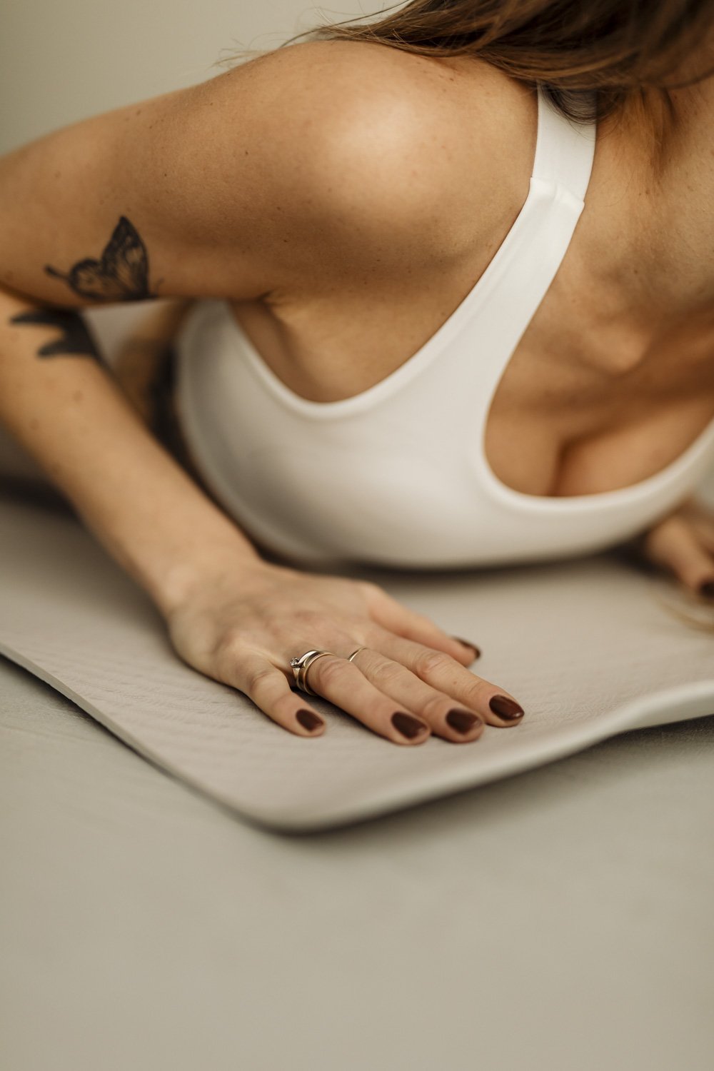 Cocina moderna con gabinete blanco, fregadero, cortina beige colgada, tabla de cortar de madera, piña, plato con fruta, mesa redonda con taza y plato, silla naranja.