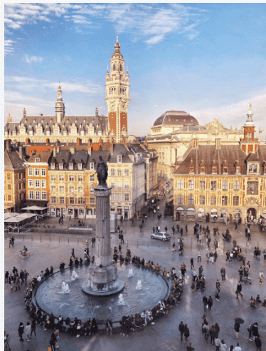 Vue panoramique de la Grand-Place à Lille, avec une fontaine centrale et des bâtiments historiques entourés de nombreux visiteurs. Idéal pour découvrir notre agence et ses services d’essayage dans cette ville dynamique et pittoresque.