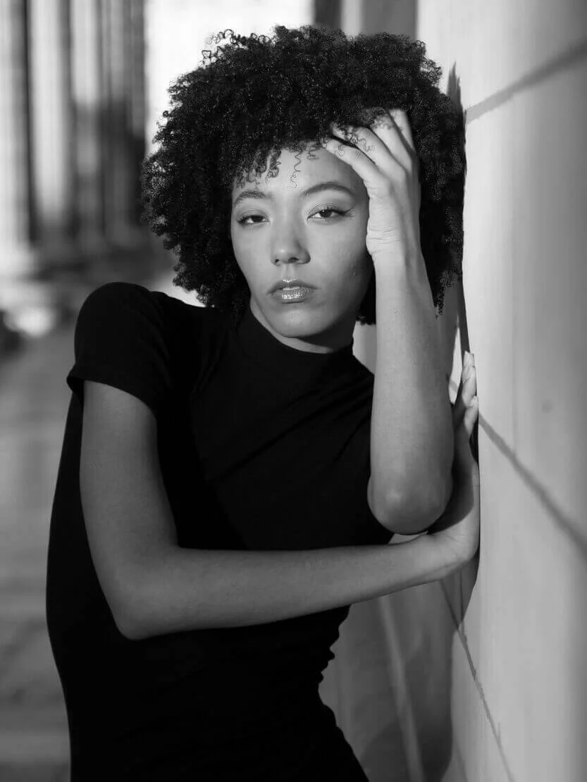 Evana pose avec un look urbain chic, parfait pour tester des vêtements tendance. Chez The Casting Fit, nous mettons à votre disposition des mannequins diversifiés et polyvalents.