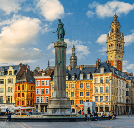 Vue panoramique de la Grand-Place à Lille, avec la Tour des Belfrois et des bâtiments colorés bordant la place. Idéal pour découvrir comment devenir mannequin d’essayage à Lille, une ville dynamique et culturelle.