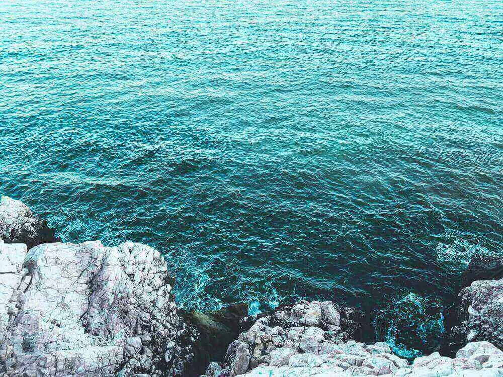 Vue saisissante des falaises rocheuses de Marseille, bordées par la mer Méditerranée aux eaux turquoise. Idéal pour découvrir comment devenir mannequin d’essayage à Marseille, une ville où la beauté naturelle côtière rencontre l’architecture urbaine.